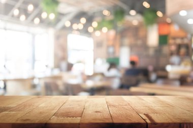 Ahşap masa üstü üzerinde Restoran iç arka plan bulanıklık