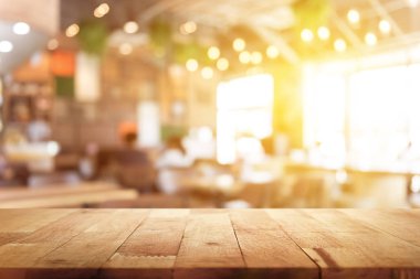 Ahşap masa üstü üzerinde Restoran iç arka plan bulanıklık