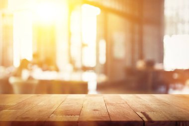 Ahşap masa üstü üzerinde Restoran (Cafe) iç arka plan bulanıklık