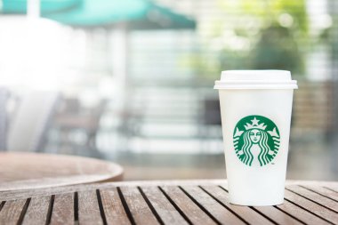 Starbucks kahve fincanı ahşap masa üstünde götürmek