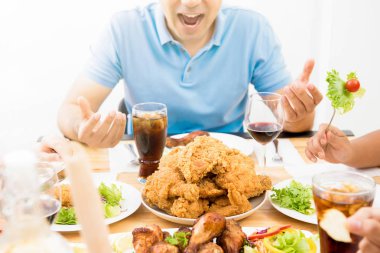 Yiyecek ve içecekler yemek masası genç adam önünde üzerinde