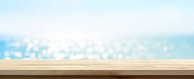 Ahşap masa üstü mavi yaz deniz su bokeh afiş ba kıvılcım