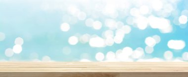 Ahşap masa üstü mavi yaz deniz su bokeh afiş ba kıvılcım