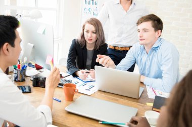 Geçici iş adamları iş tartışıyor 