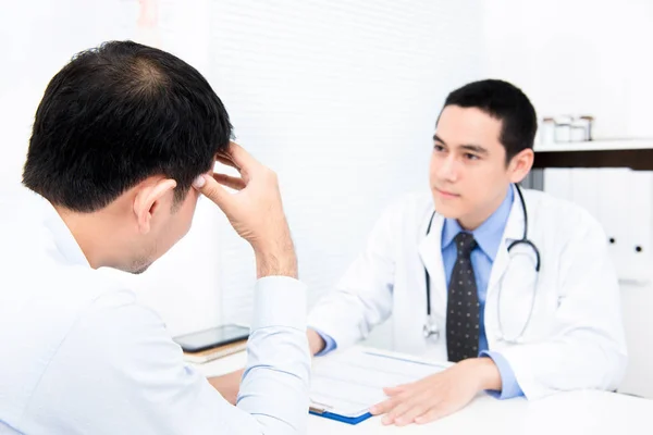 Erkek hasta doktor ile danışmanlık — Stok fotoğraf