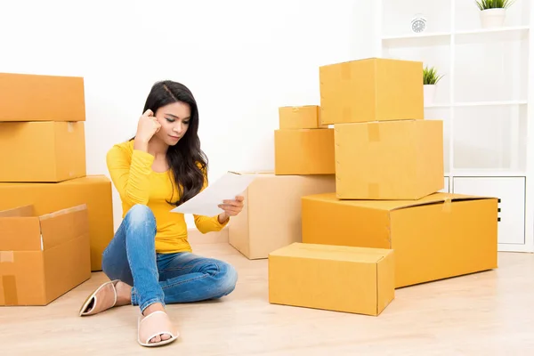 Joven mujer asiática acaba de mudarse a nueva habitación —  Fotos de Stock