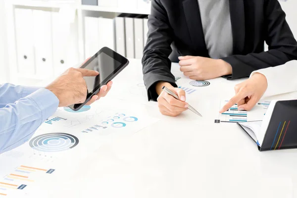 Mensen uit het bedrijfsleven bespreken financieel document in de vergadering — Stockfoto