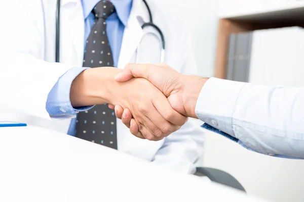 Doctor making handshake with patient in the office — Stock Photo, Image