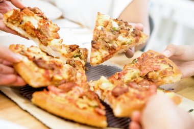 Dilim pizza alarak eller