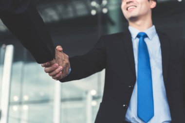 İşadamları karşılıklı ofis binası önünde yapma 