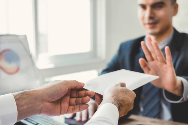 Affärsman som vägrar pengar i kuvertet — Stockfoto