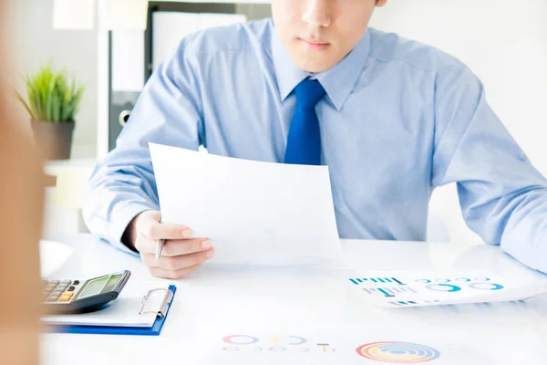 Biznesmen czytanie dokumentu danych finansowych na biurko — Zdjęcie stockowe
