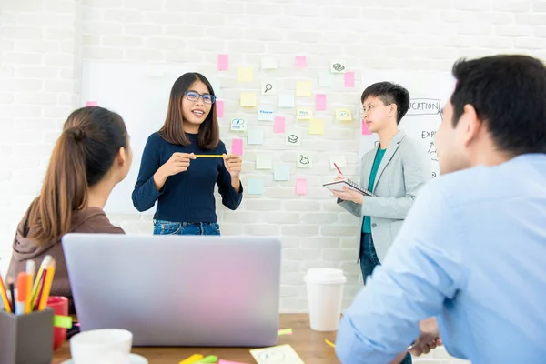 Grupo de estudiantes discutiendo proyecto en el aula — Foto de Stock