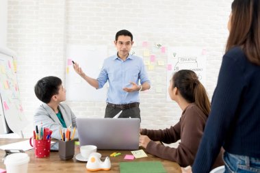 Öğretmen ve üniversite öğrencileri sınıfta