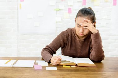 Genç Asyalı Üniversite öğrenci kitap okuma konsantre 