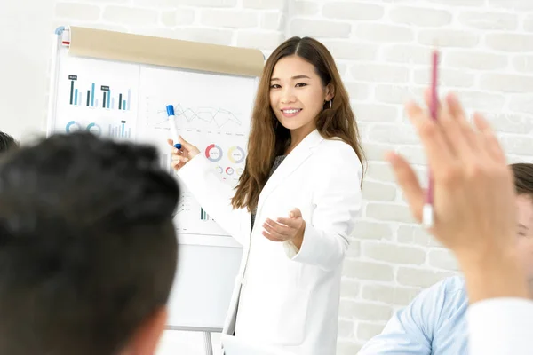 Joven mujer de negocios asiática haciendo una presentación y pidiendo o — Foto de Stock