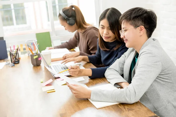 Skupina vysokoškolských studentů, sdílení znalostí v co-Working spa — Stock fotografie