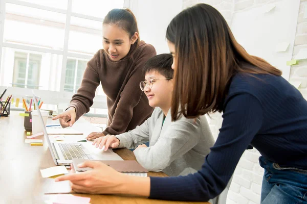 Studentengruppe schaut auf Laptop-Computer — Stockfoto