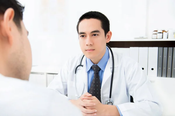 Lekarz słuchający swojego pacjenta — Zdjęcie stockowe