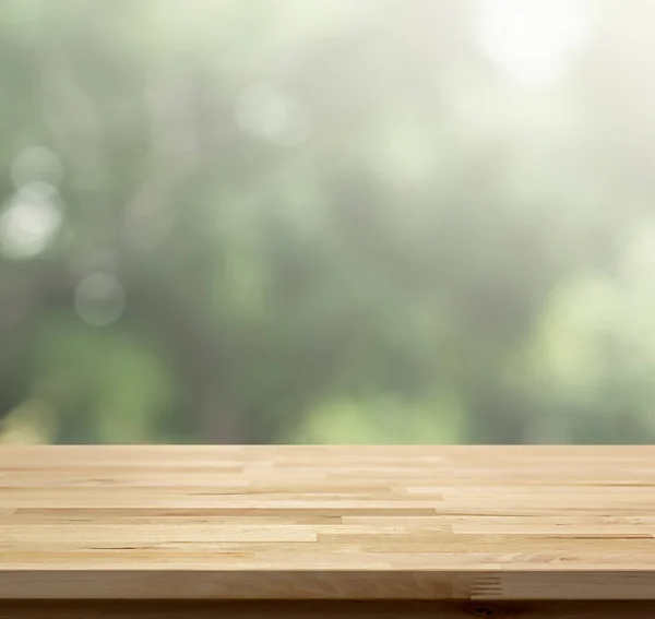 Holz Tischplatte auf abstrakten natürlichen grünen Bokeh Hintergrund — Stockfoto