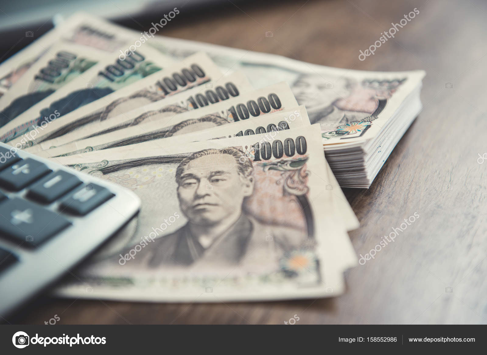 日元纸币，木桌上的钱——图库图片© kritchanut #158552986