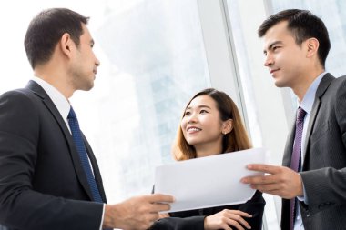 Grup iş adamları iş ofis koridor az tartışıyor