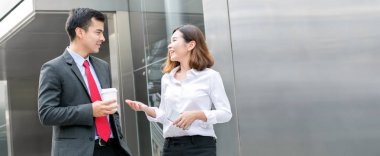 Ofis binası önünde konuşurken iş arkadaşları