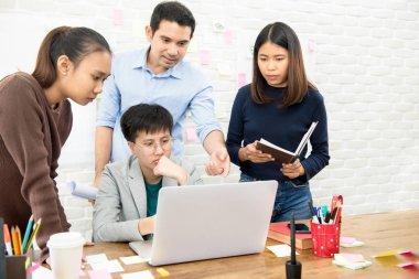 Üniversite öğrencileri ve dizüstü bilgisayar seyir öğretmen grup