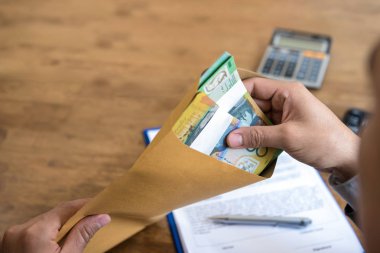 İşadamı para zarfı kontrol