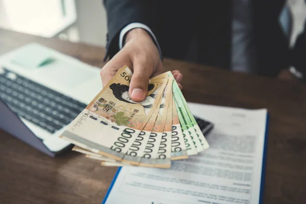 Biznesmen pieniądze, won południowokoreański banknotów — Zdjęcie stockowe