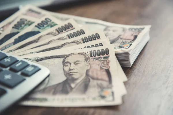 Geld, Japanse yen bankbiljetten, op houten tafel — Stockfoto