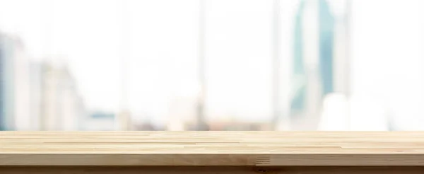 Piano in legno su sfocatura città edificio vista sfondo cercando th — Foto Stock