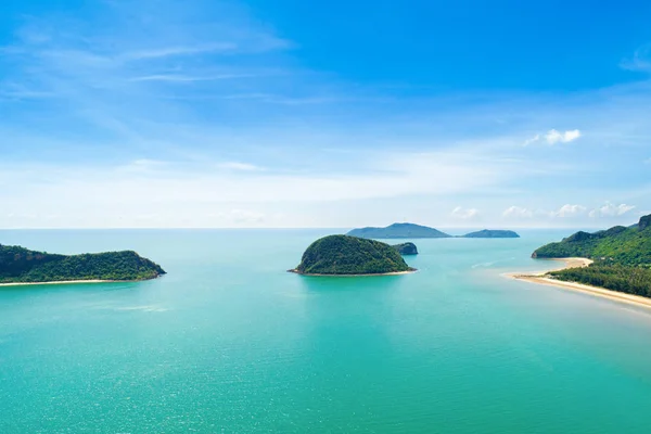 Vista aérea da bela água do mar azul-turquesa e das ilhas — Fotografia de Stock