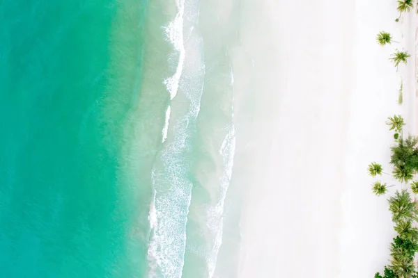 Bovenaanzicht van mooi wit zand strand met het turkooizen zeewater — Stockfoto