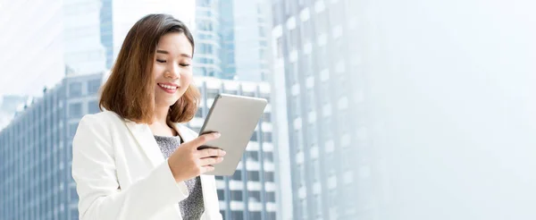 Mujer de negocios asiática utilizando tableta ordenador —  Fotos de Stock