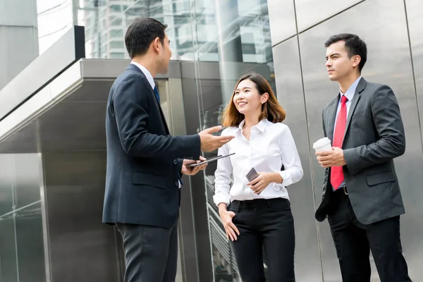 Grupo de empresarios hablando frente al edificio de oficinas — Foto de Stock