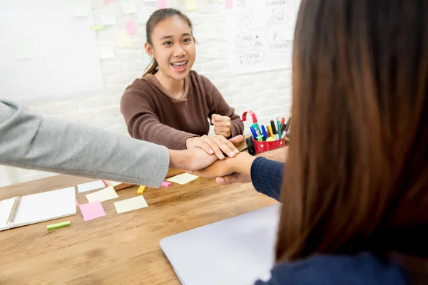 Grupp elever att sätta händerna ihop i stacken celebrat — Stockfoto