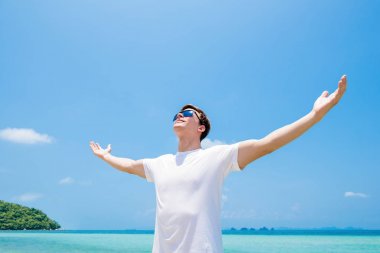 Genç adam kollarını, yetiştirme havada ararken avuç içi, açma