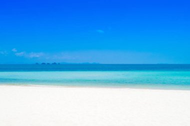 Yaz aylarında açık mavi deniz suyu ile beyaz kum plaj