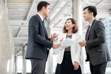 İş adamları açık kapalı geçit konuşuyor