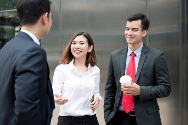 İş peole ofis binası önünde konuşmak