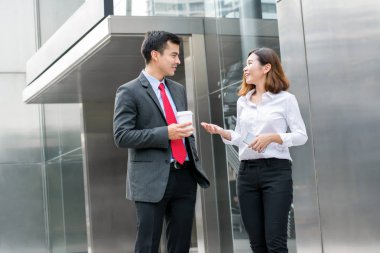 İş arkadaşları Office bui önünde yürürken konuşmak