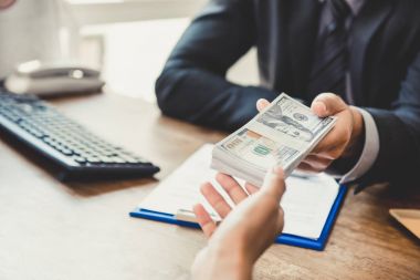 Sözleşme yaparken ortağı için para veren işadamı