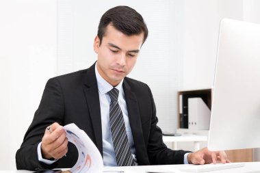 Yakışıklı işadamı belgeleri onun de okumaya konsantre
