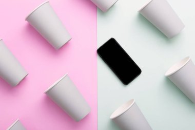 Beyaz kahve fincanları grubunda cep telefonu - öne çıkan, bireysellik ve benzersizlik kavramları