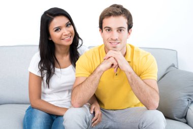 Asya Kafkas çift kanepede oturan gülümseyen