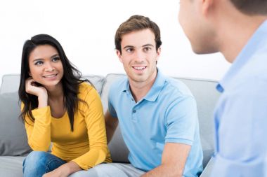 Genç çift danışmanla buluşuyor. 