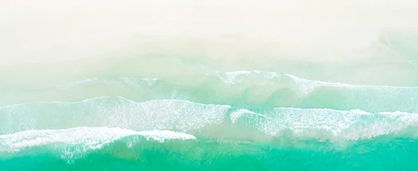 Воздушный беспилотник с бирюзовой морской водой на пляже — стоковое фото