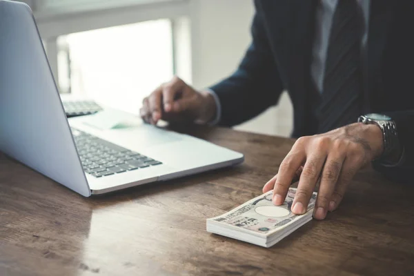 Empresário dando dinheiro na mesa — Fotografia de Stock