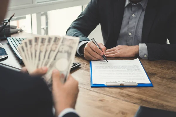 Empresário assina contrato na mesa — Fotografia de Stock